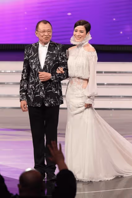新劇上演「父女戀」獲贊!TVB知名老戲骨身世背景顯赫,曾兩度險死