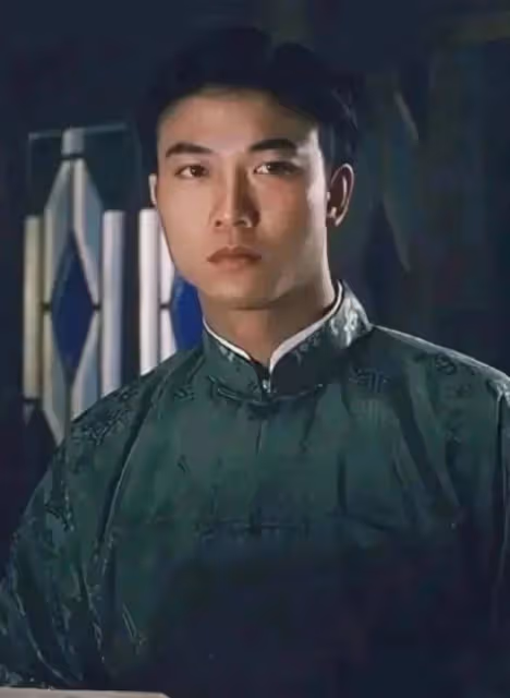 香港資深藝人近照暴瘦引發關注,因為流感失去味覺,曾經硬漢形象深入人心