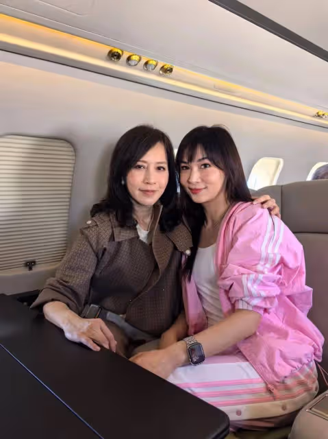 TVB前金牌主持坐私人飛機來內地,繼子是知名藝人,曾創造一年上演580年節目紀錄