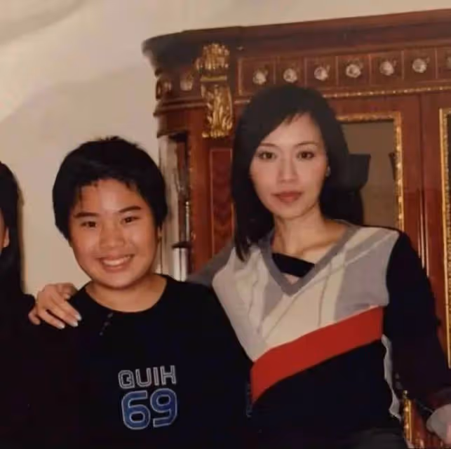 TVB前金牌主持坐私人飛機來內地,繼子是知名藝人,曾創造一年上演580年節目紀錄