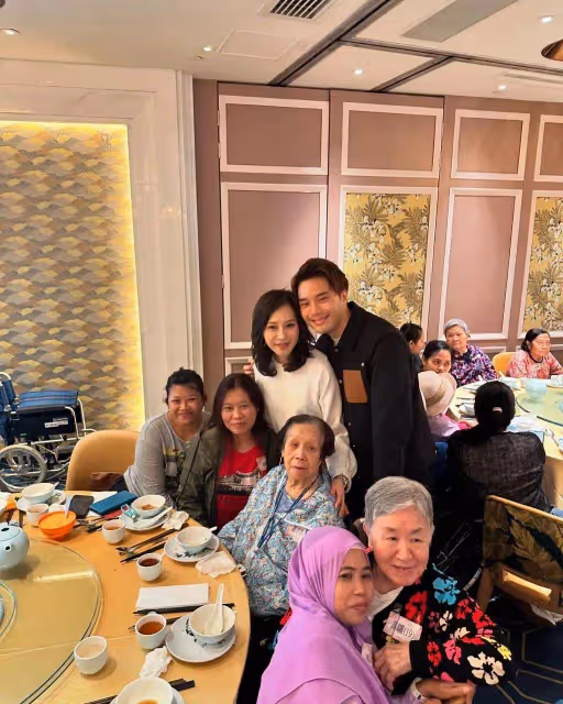 TVB前金牌主持坐私人飛機來內地,繼子是知名藝人,曾創造一年上演580年節目紀錄