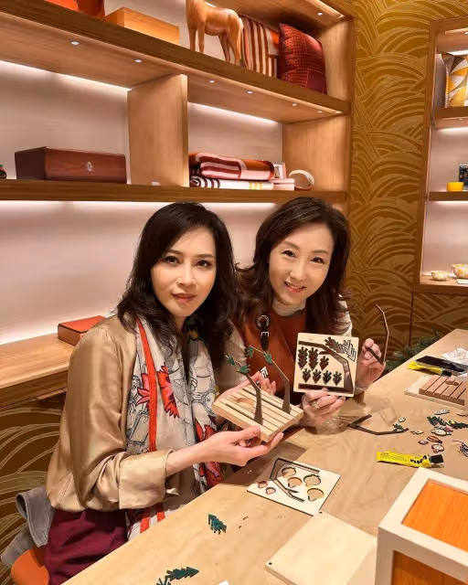 TVB前金牌主持坐私人飛機來內地,繼子是知名藝人,曾創造一年上演580年節目紀錄
