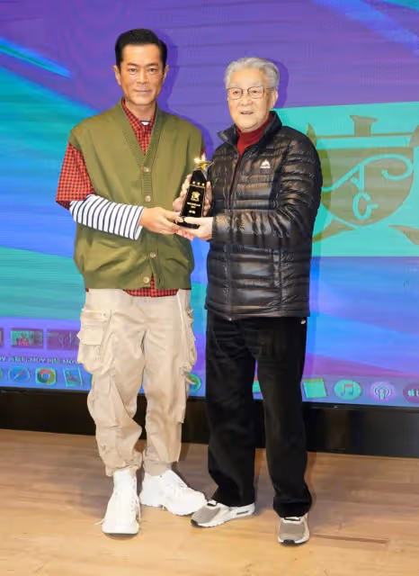 91歲TVB「御用爺爺」享受退休生活,與張國強相聚過兒童節