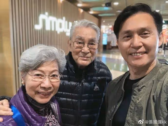 91歲TVB「御用爺爺」享受退休生活,與張國強相聚過兒童節