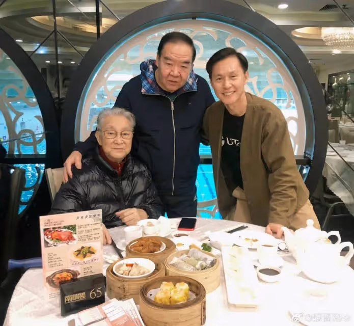 91歲TVB「御用爺爺」享受退休生活,與張國強相聚過兒童節