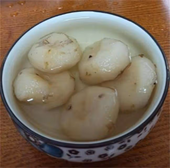 新鮮的荸薺上鍋煮一煮,嗓子就像吞刀片的可以試一試,親測真有效