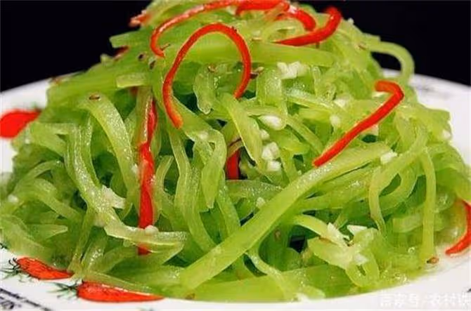 大廚做的涼拌萵筍絲,其實很簡單,口感爽脆,原汁原味就是好吃