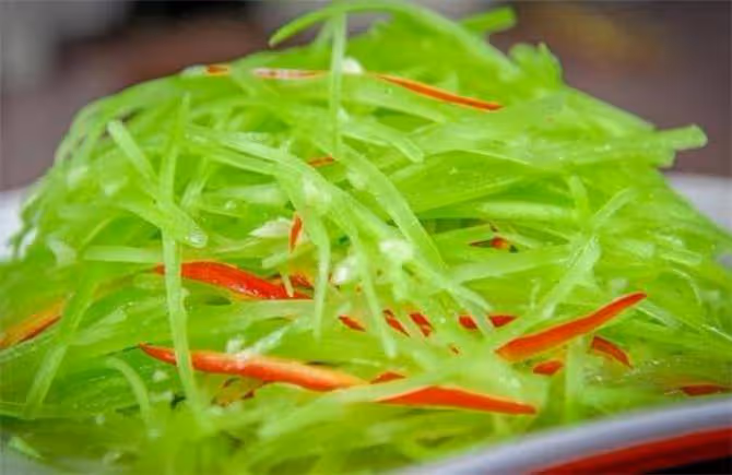 大廚做的涼拌萵筍絲,其實很簡單,口感爽脆,原汁原味就是好吃