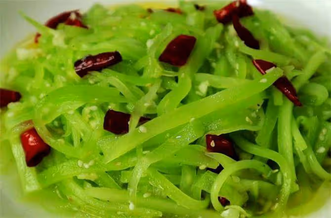 大廚做的涼拌萵筍絲,其實很簡單,口感爽脆,原汁原味就是好吃