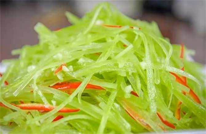 大廚做的涼拌萵筍絲,其實很簡單,口感爽脆,原汁原味就是好吃