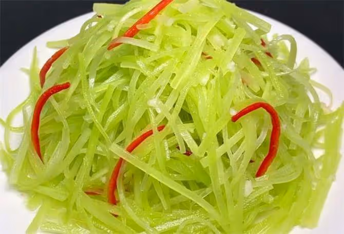 大廚做的涼拌萵筍絲,其實很簡單,口感爽脆,原汁原味就是好吃