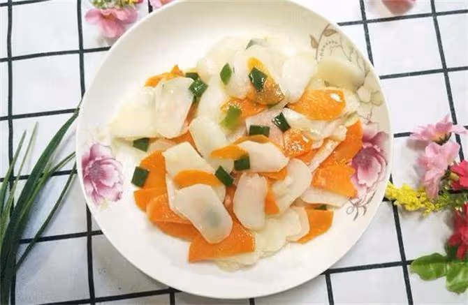 荸薺既是一種水果可以生吃,也是一種蔬菜,用它炒菜簡單又美味