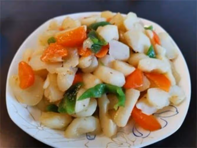 荸薺既是一種水果可以生吃,也是一種蔬菜,用它炒菜簡單又美味