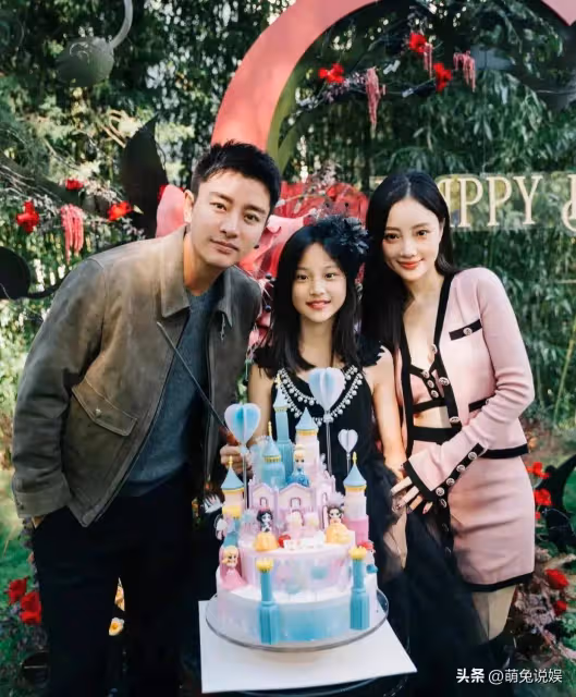 李小璐攜女兒外出遊玩，12歲甜馨快跟媽媽一樣高了，母女倆像姐妹