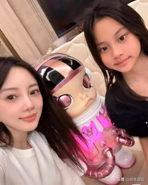 李小璐攜女兒外出遊玩，12歲甜馨快跟媽媽一樣高了，母女倆像姐妹
