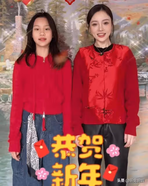 李小璐攜女兒外出遊玩，12歲甜馨快跟媽媽一樣高了，母女倆像姐妹