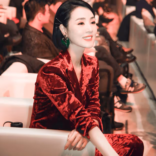 她是最乾淨的女演員，靠姜文成名，出道27年0緋聞，51歲仍是女神