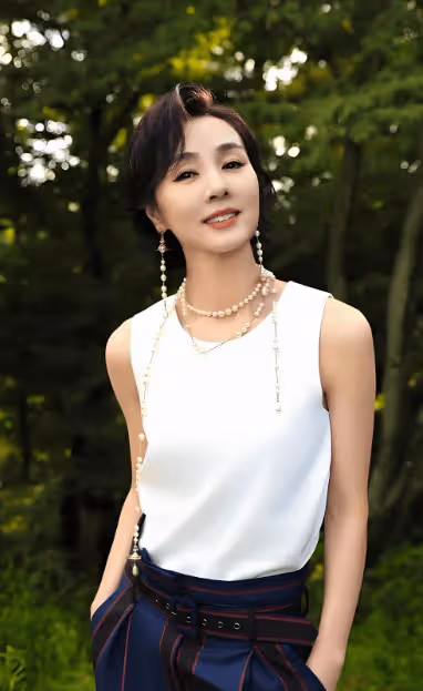 她是最乾淨的女演員，靠姜文成名，出道27年0緋聞，51歲仍是女神