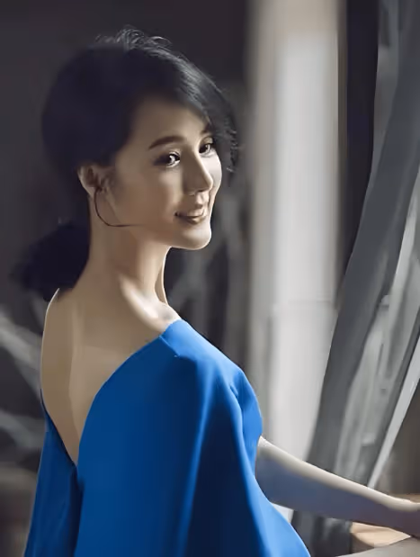 她是最乾淨的女演員，靠姜文成名，出道27年0緋聞，51歲仍是女神