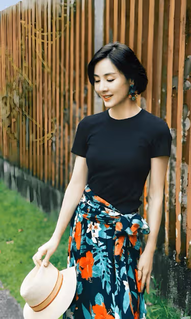 她是最乾淨的女演員，靠姜文成名，出道27年0緋聞，51歲仍是女神