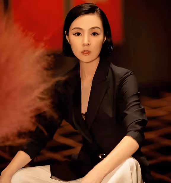 她是最乾淨的女演員，靠姜文成名，出道27年0緋聞，51歲仍是女神