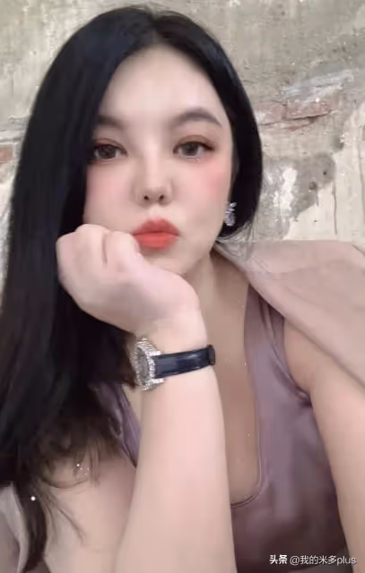 李湘預告女兒雜誌封面,王詩齡穿弔帶裙回眸,手捧鮮花美得很夢幻