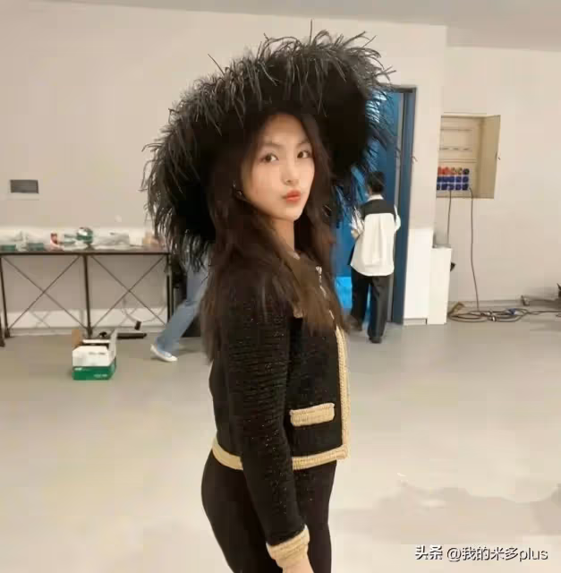 李湘預告女兒雜誌封面,王詩齡穿弔帶裙回眸,手捧鮮花美得很夢幻