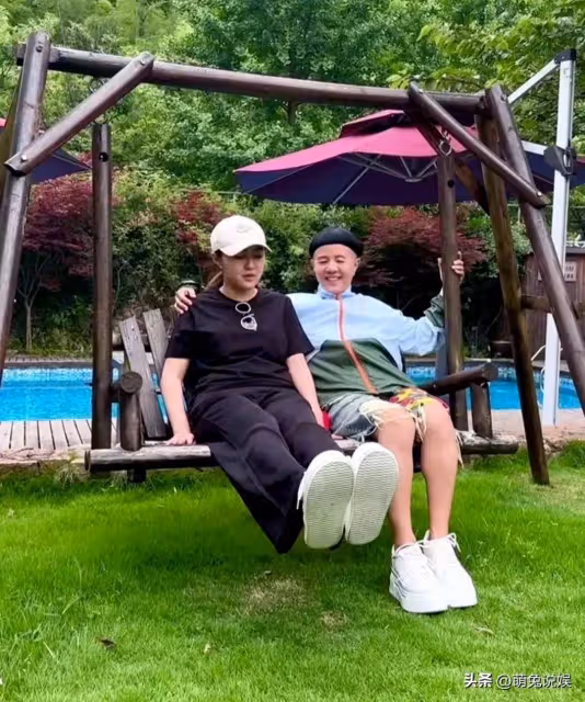 金龜子與女兒戶外遊玩很開心,娃娃背著媽媽,跟媽媽撒嬌好有愛