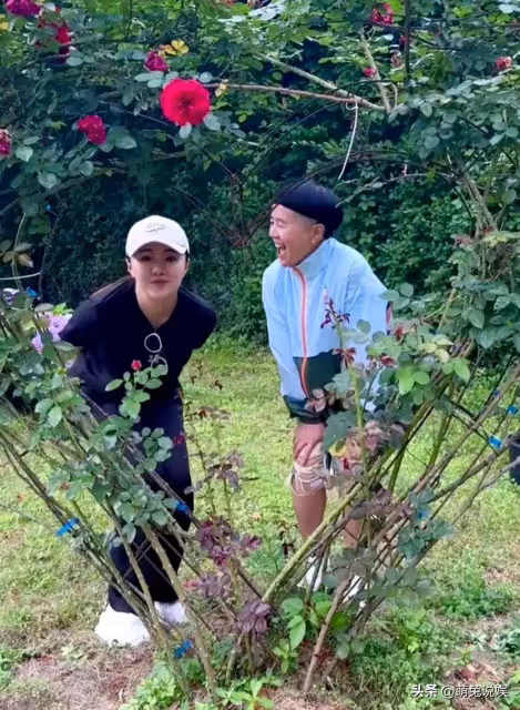 金龜子與女兒戶外遊玩很開心,娃娃背著媽媽,跟媽媽撒嬌好有愛