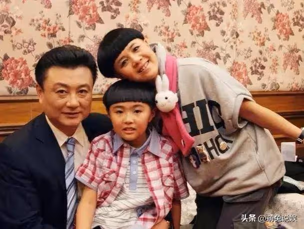 金龜子與女兒戶外遊玩很開心,娃娃背著媽媽,跟媽媽撒嬌好有愛