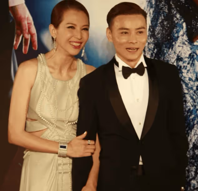 蔡少芬賀老公50歲生日,在香港買4400萬獨立屋,曾在深圳遙望元朗流淚!