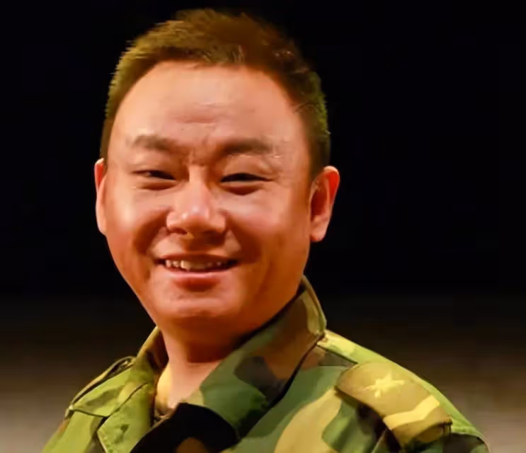 他是國家一級演員,九次登上春晚,為治妻子「皮膚病」傾家蕩產,如今活成這樣