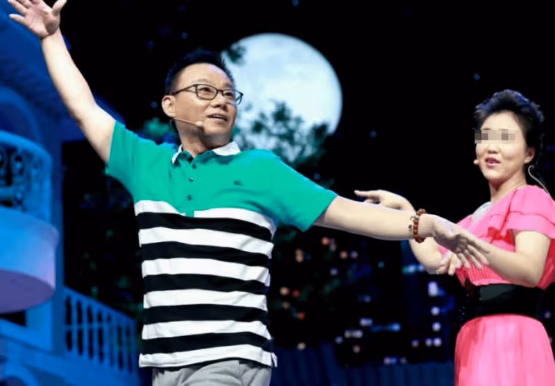 他是國家一級演員,九次登上春晚,為治妻子「皮膚病」傾家蕩產,如今活成這樣