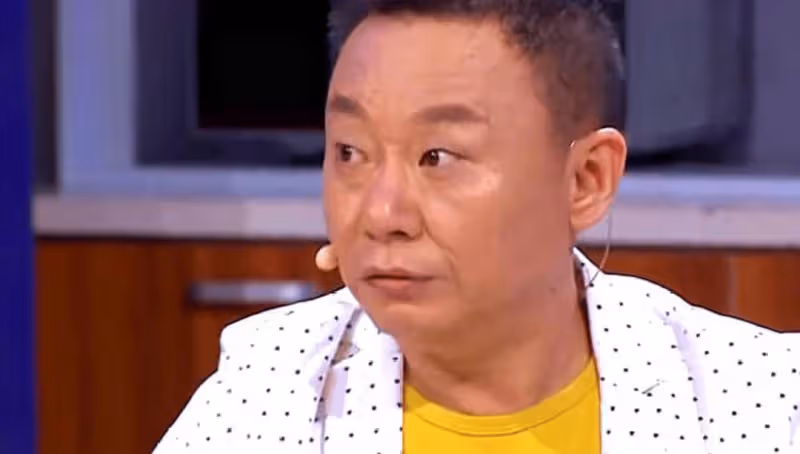 他是國家一級演員,九次登上春晚,為治妻子「皮膚病」傾家蕩產,如今活成這樣