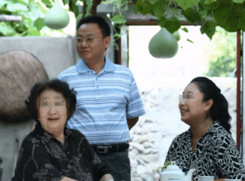 他是國家一級演員,九次登上春晚,為治妻子「皮膚病」傾家蕩產,如今活成這樣