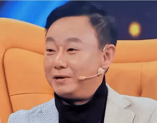 他是國家一級演員,九次登上春晚,為治妻子「皮膚病」傾家蕩產,如今活成這樣