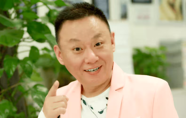 他是國家一級演員,九次登上春晚,為治妻子「皮膚病」傾家蕩產,如今活成這樣