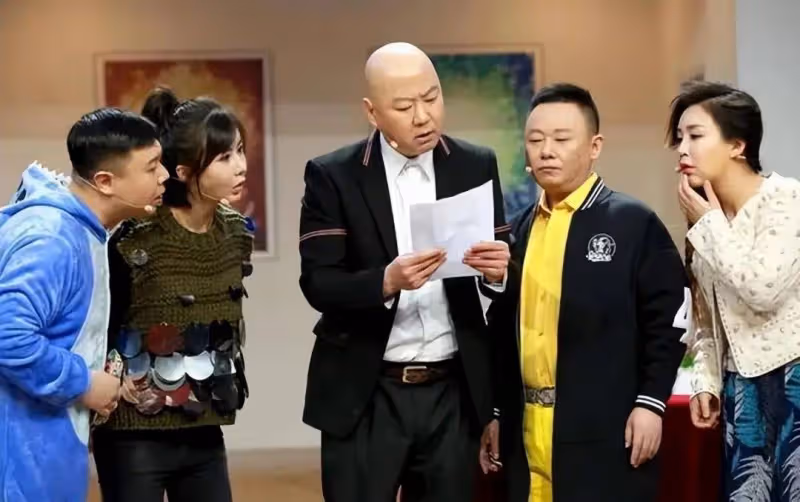 他是國家一級演員,九次登上春晚,為治妻子「皮膚病」傾家蕩產,如今活成這樣