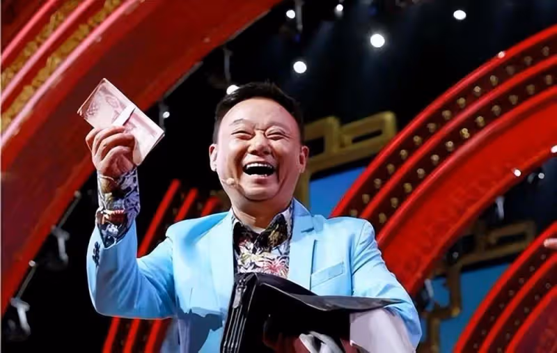 他是國家一級演員,九次登上春晚,為治妻子「皮膚病」傾家蕩產,如今活成這樣
