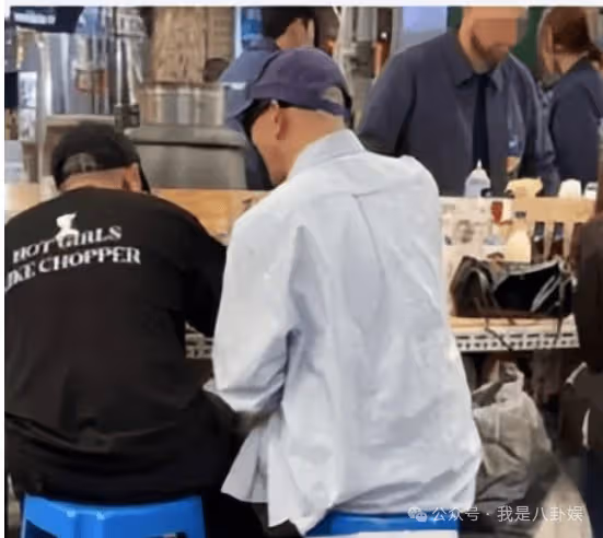 具俊曄回韓國與朋友吃路邊攤,笑容滿臉,大S沒有陪伴在身邊