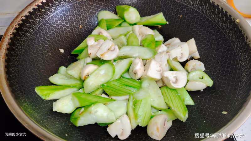 絲瓜和它絕配,低成本大美味!一鍋炒鮮翻天,一口開胃、口口鮮嫩沒對手