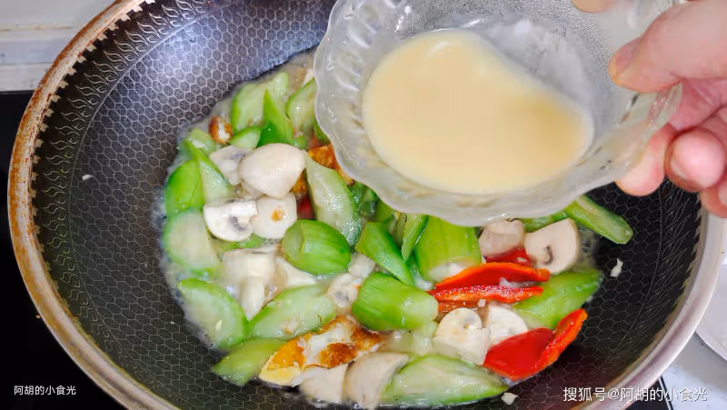 絲瓜和它絕配,低成本大美味!一鍋炒鮮翻天,一口開胃、口口鮮嫩沒對手