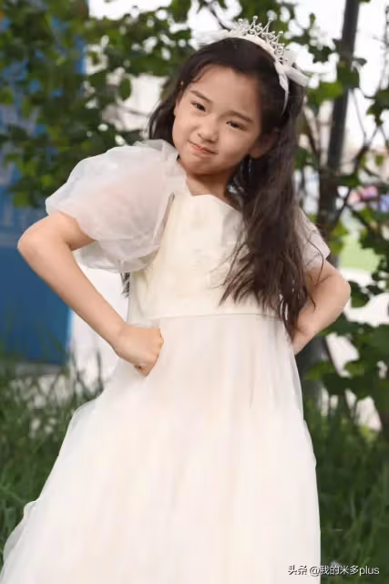 董璇曬小酒窩8歲生日現場照，前夫高雲翔低調露臉，一家三口團聚