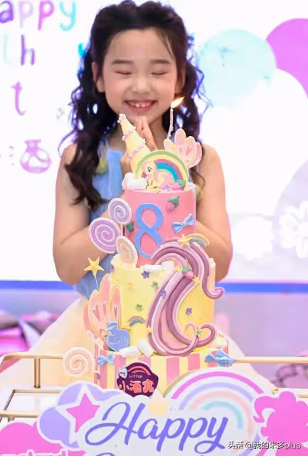 董璇曬小酒窩8歲生日現場照，前夫高雲翔低調露臉，一家三口團聚