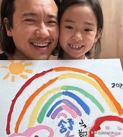 董璇曬小酒窩8歲生日現場照，前夫高雲翔低調露臉，一家三口團聚