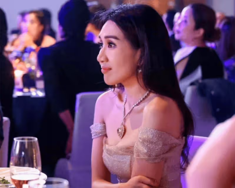 何超盈近照大變樣,穿婚紗慶祝結婚6周年,當眾熱吻小8歲辛奇隆!