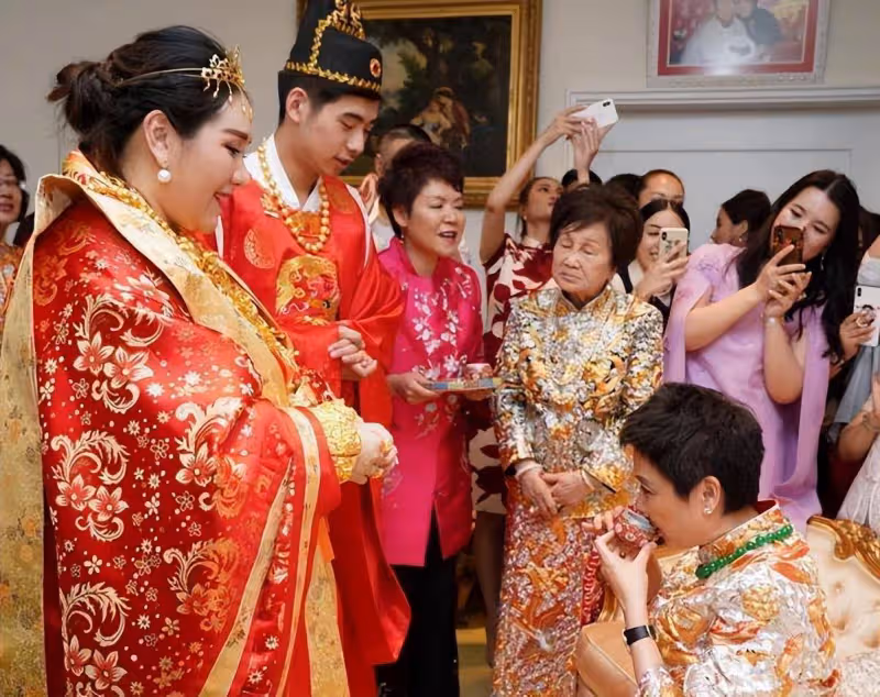 何超盈近照大變樣,穿婚紗慶祝結婚6周年,當眾熱吻小8歲辛奇隆!