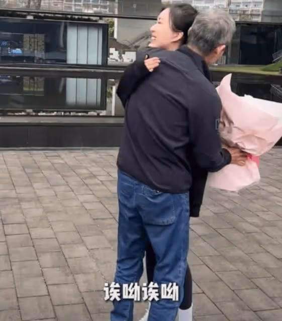 73歲王石退居幕後享受天倫，3歲女兒暴風抽高，田朴珺太寵老王！