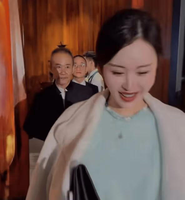 73歲王石退居幕後享受天倫，3歲女兒暴風抽高，田朴珺太寵老王！