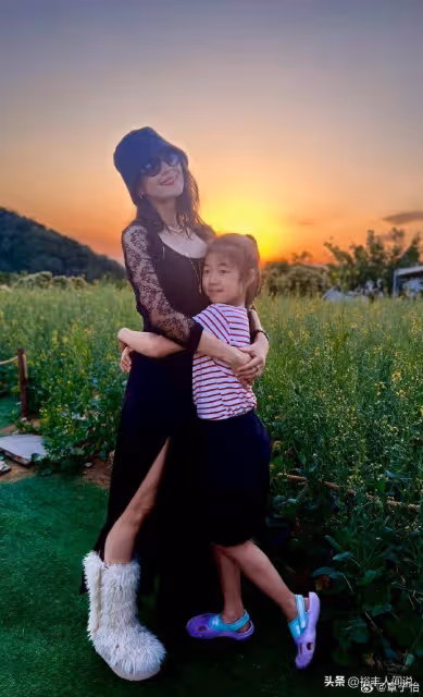 章子怡兒童節陪兒女瀟灑！離婚後罕秀美腿，大熱天穿棉鞋惹爭議